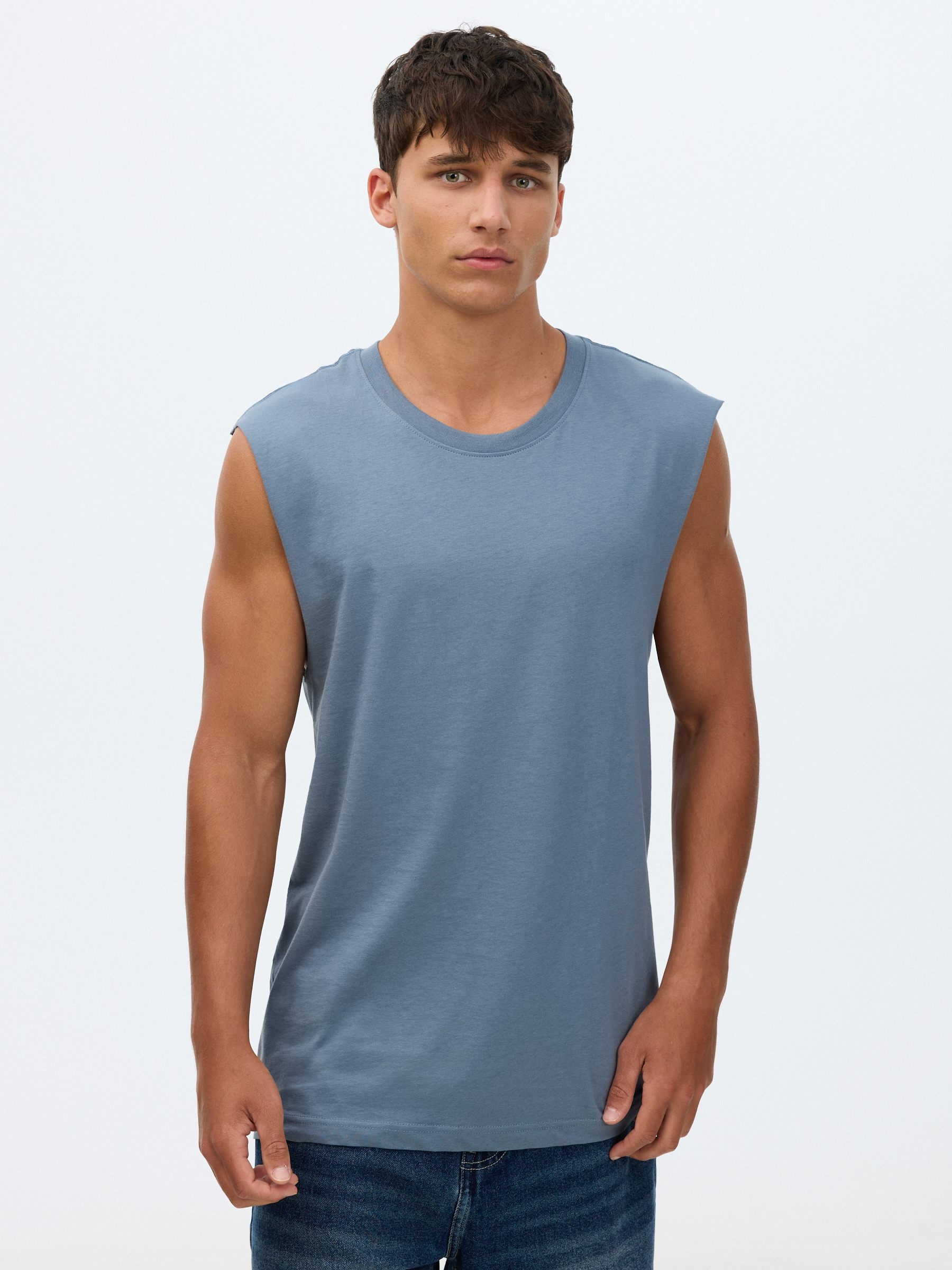 Camiseta básica sem mangas cinza vista meia frontal