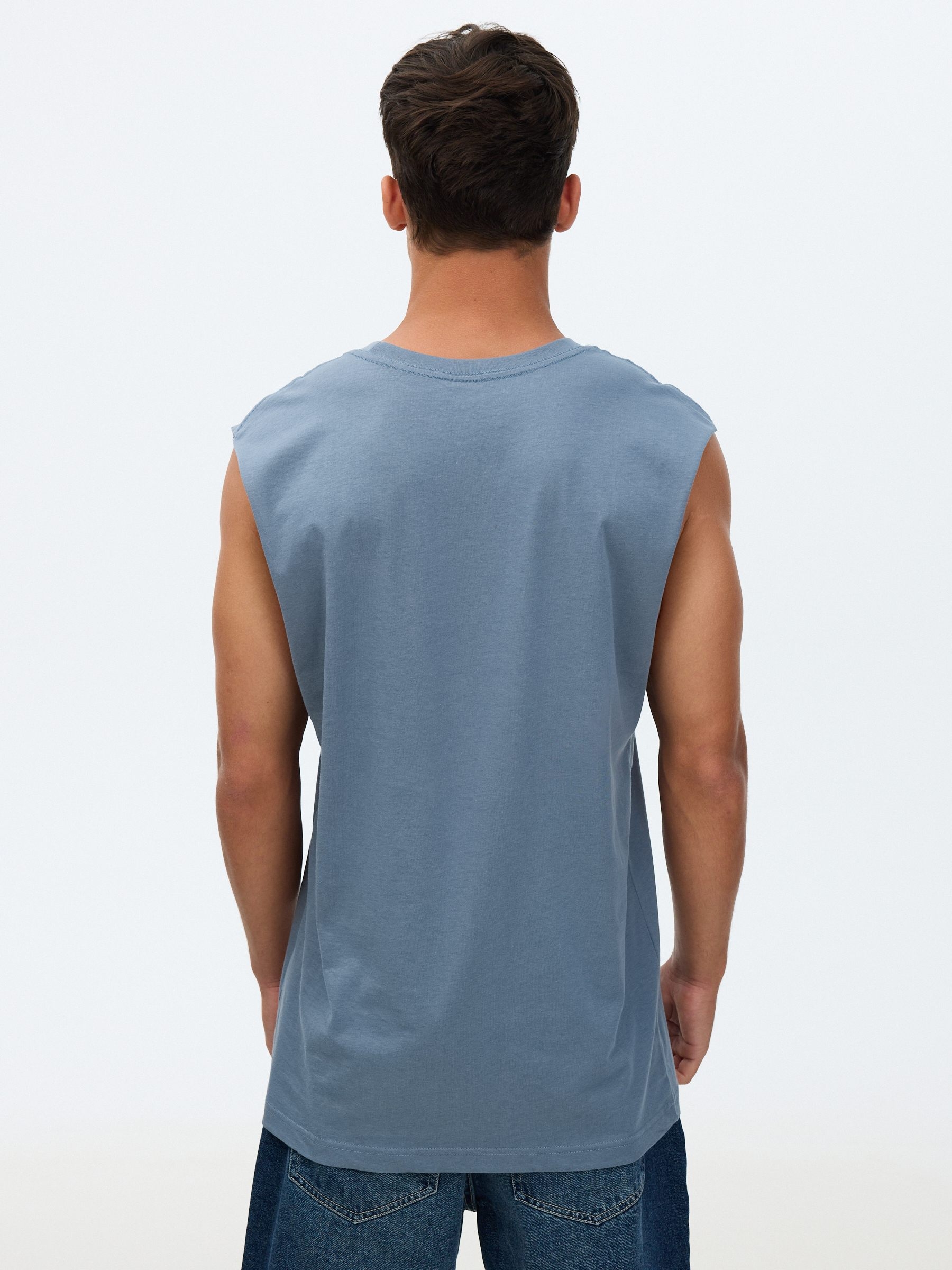 Camiseta básica sin mangas gris vista media frontal