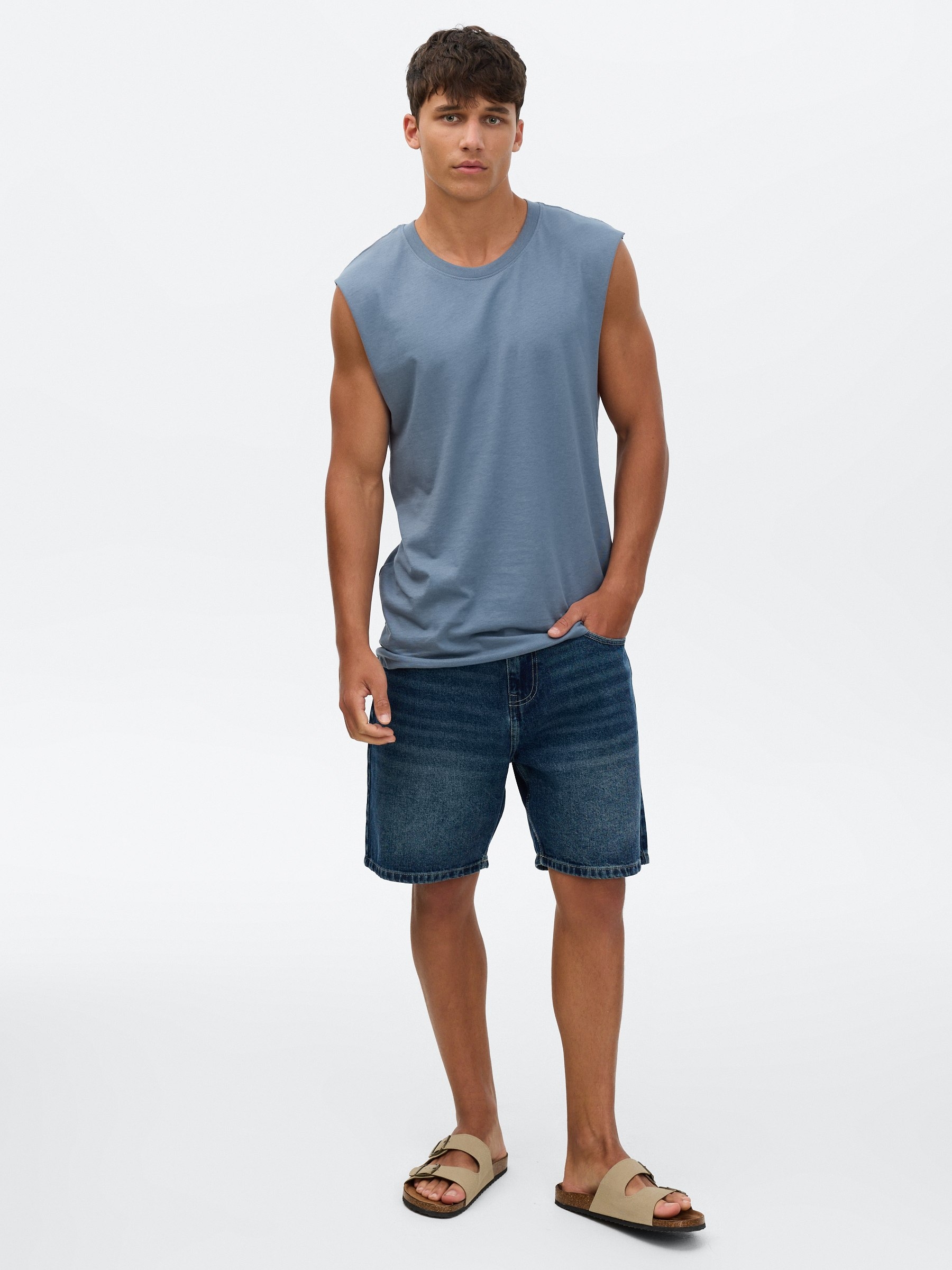 Camiseta básica sem mangas cinza vista meia frontal