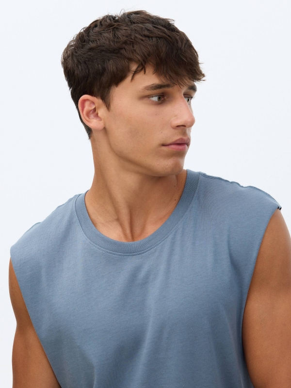 Camiseta básica sem mangas cinza vista detalhe