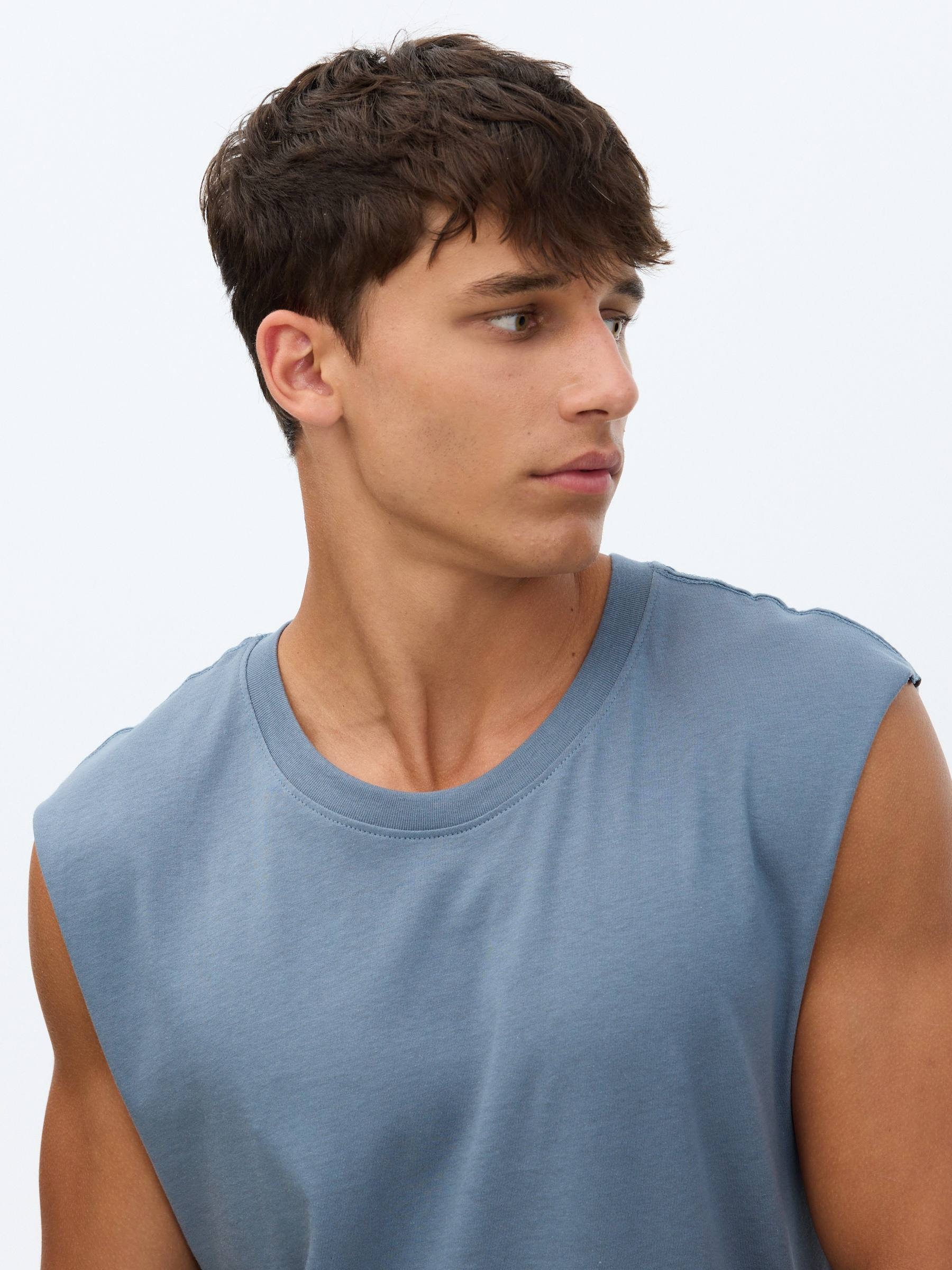 Camiseta básica sin mangas gris vista media frontal
