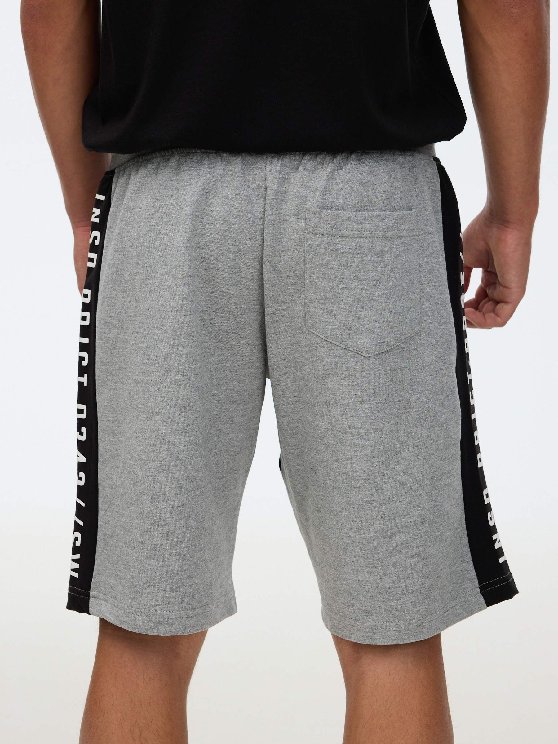  Bermuda jogger con bandas gris melange vista frontal