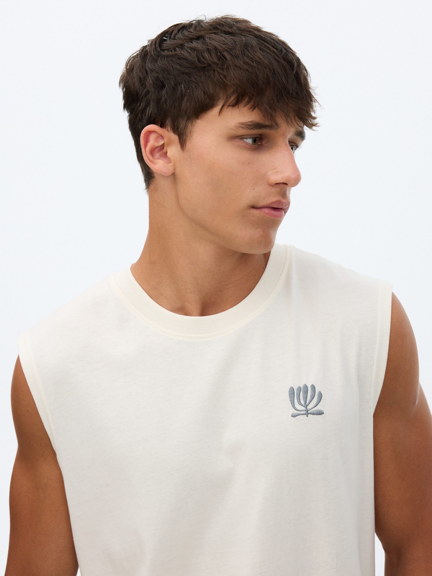 Camiseta sem mangas mini bordado crua vista meia frontal