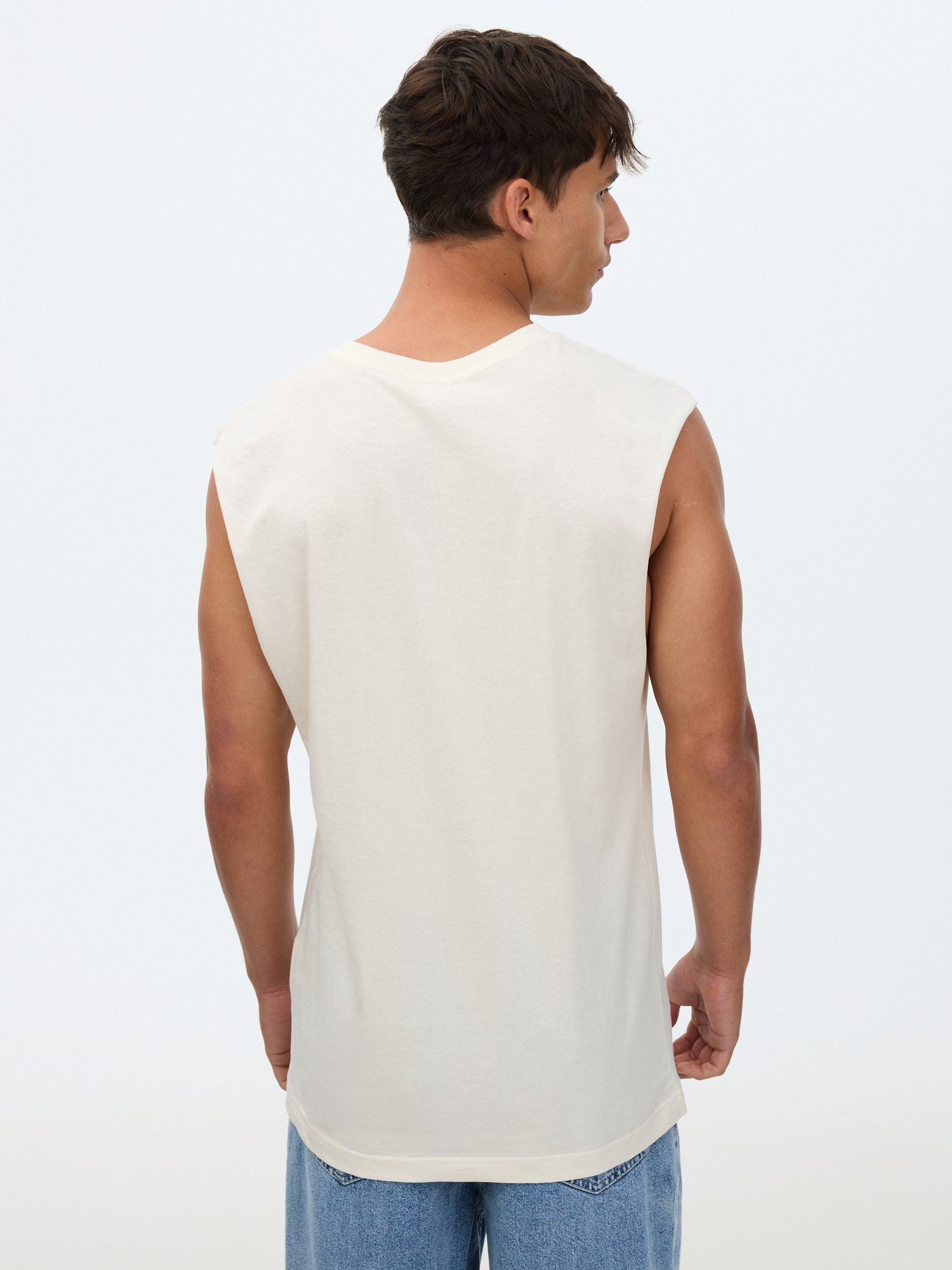 Camiseta básica sem mangas crua vista meia frontal