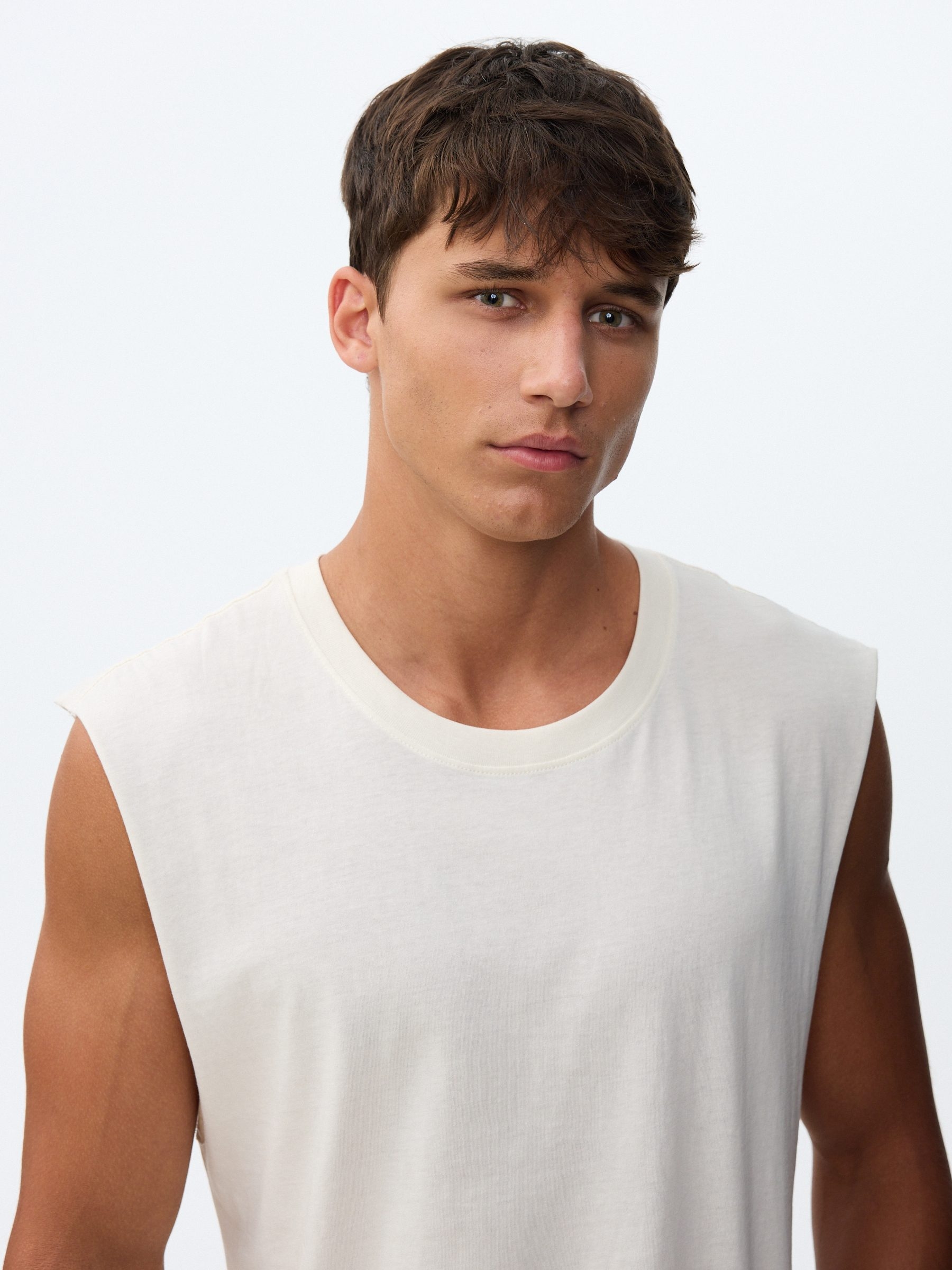 Basic sleeveless shirt raw middle front view