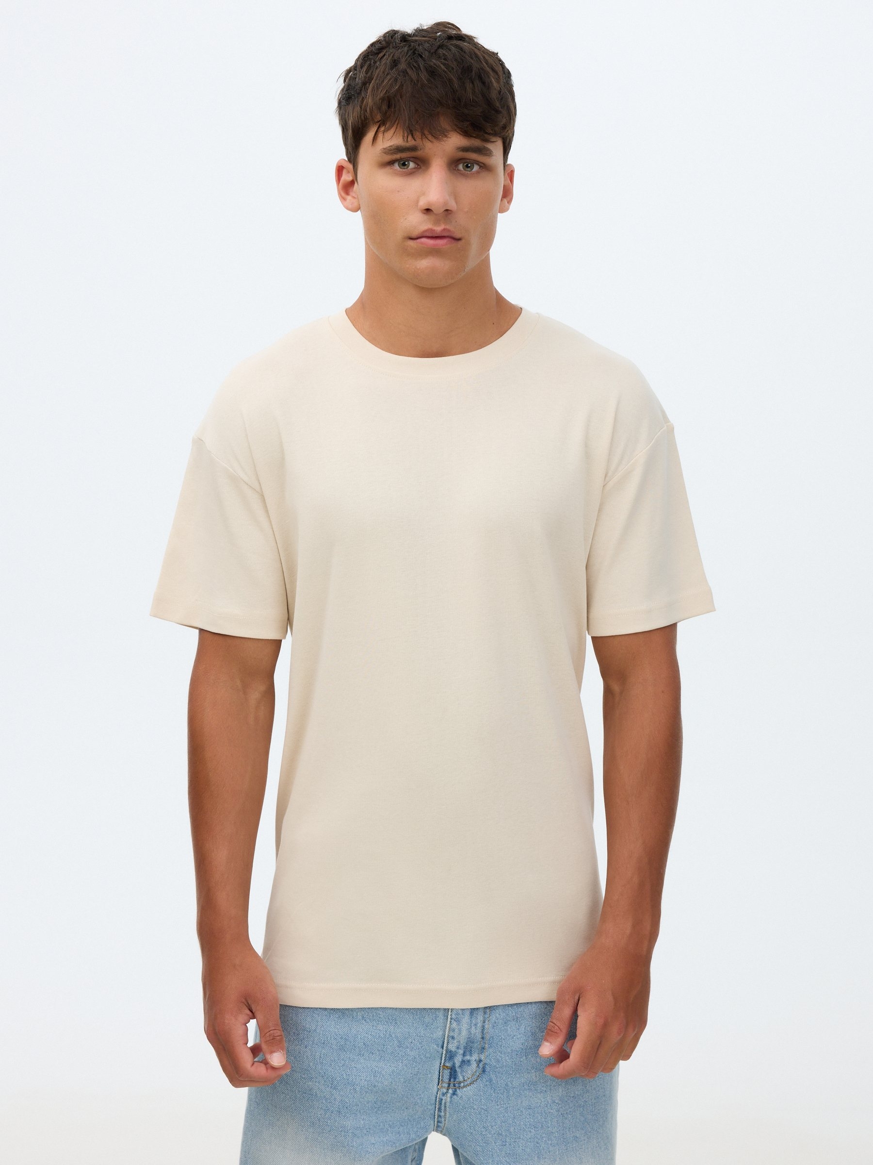 Camiseta básica cuello redondo crudo vista media frontal