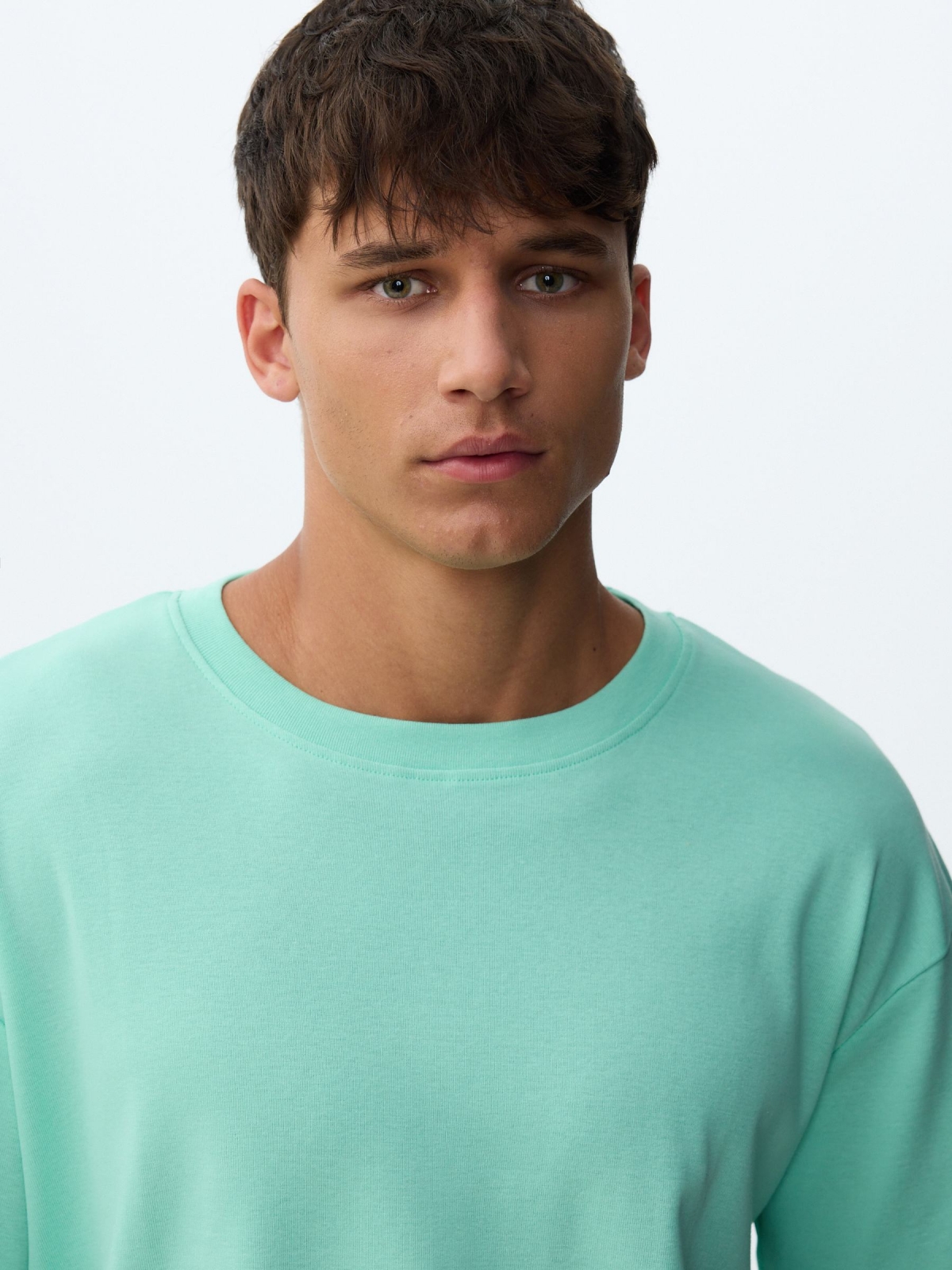 Camiseta básica de gola redonda verde mar vista detalhe