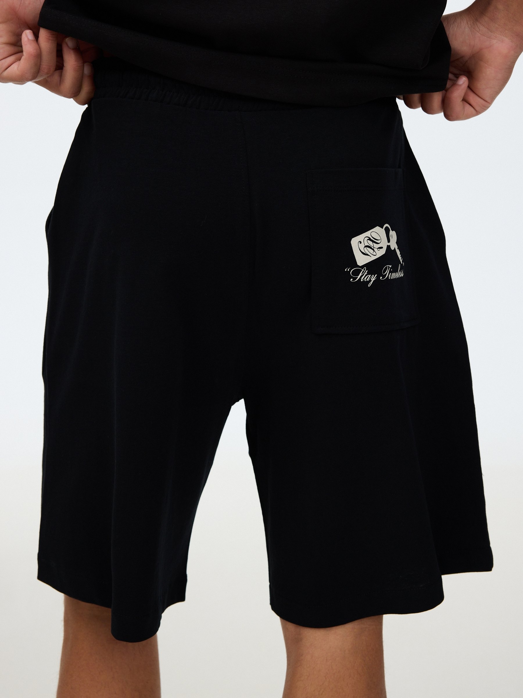 Bermuda jogger felpa negro vista media frontal