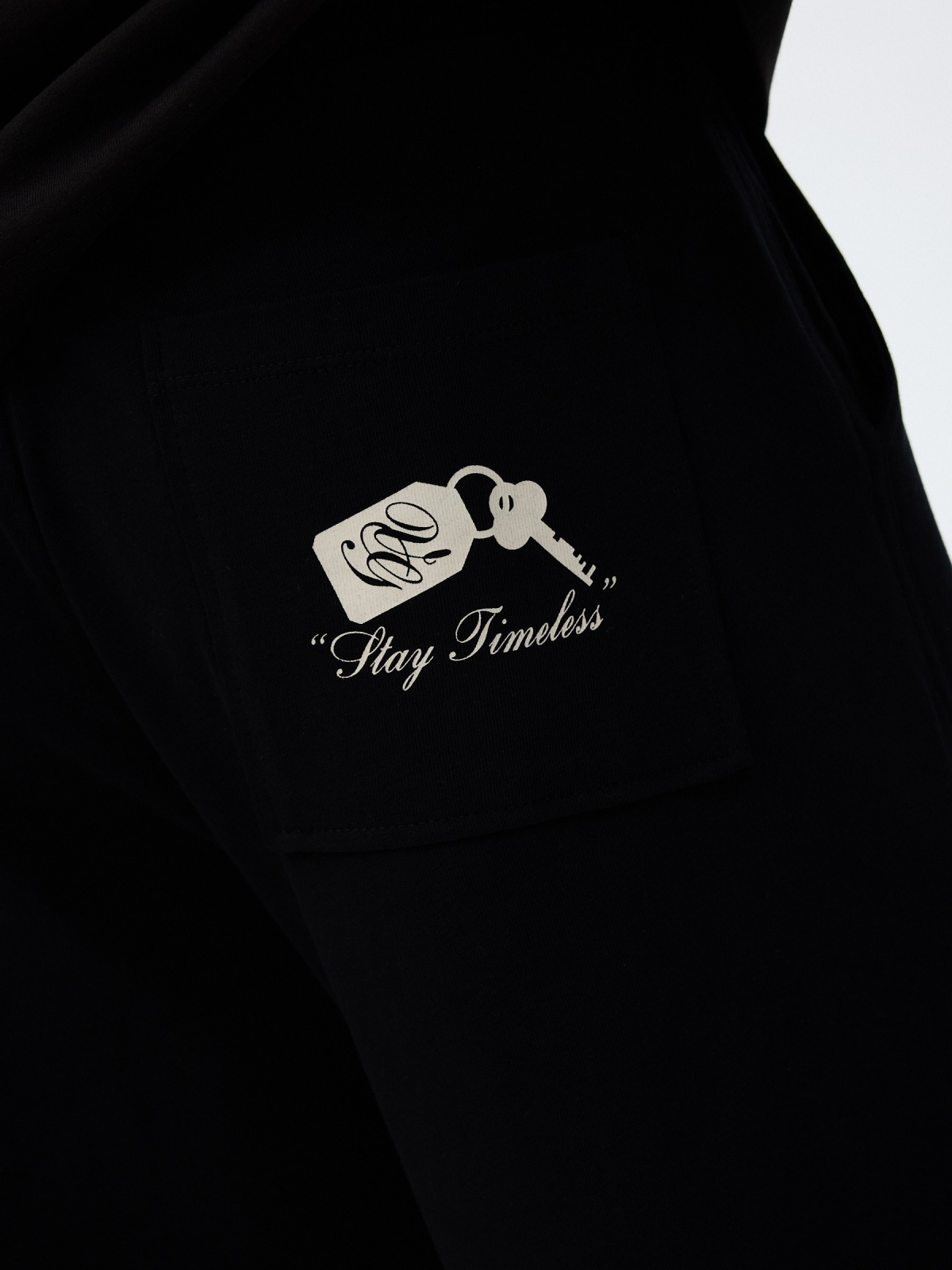 Bermuda jogger felpa preto vista detalhe