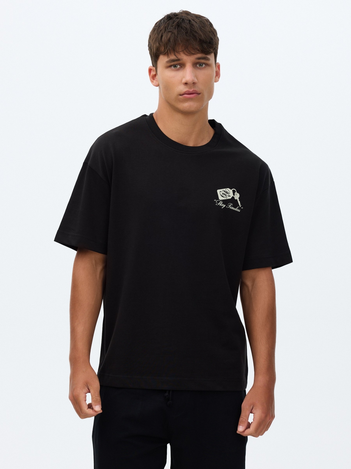 Camiseta stay timeless preto vista meia frontal