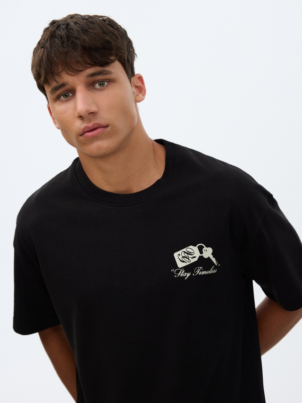 Camiseta stay timeless preto vista detalhe