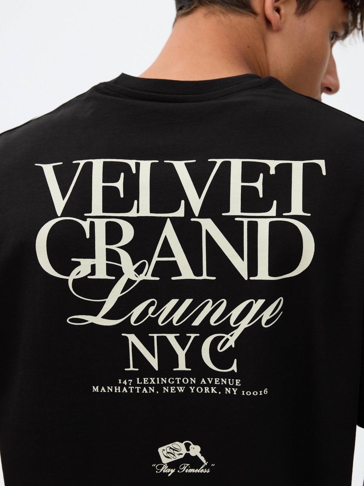 Camiseta stay timeless preto vista detalhe