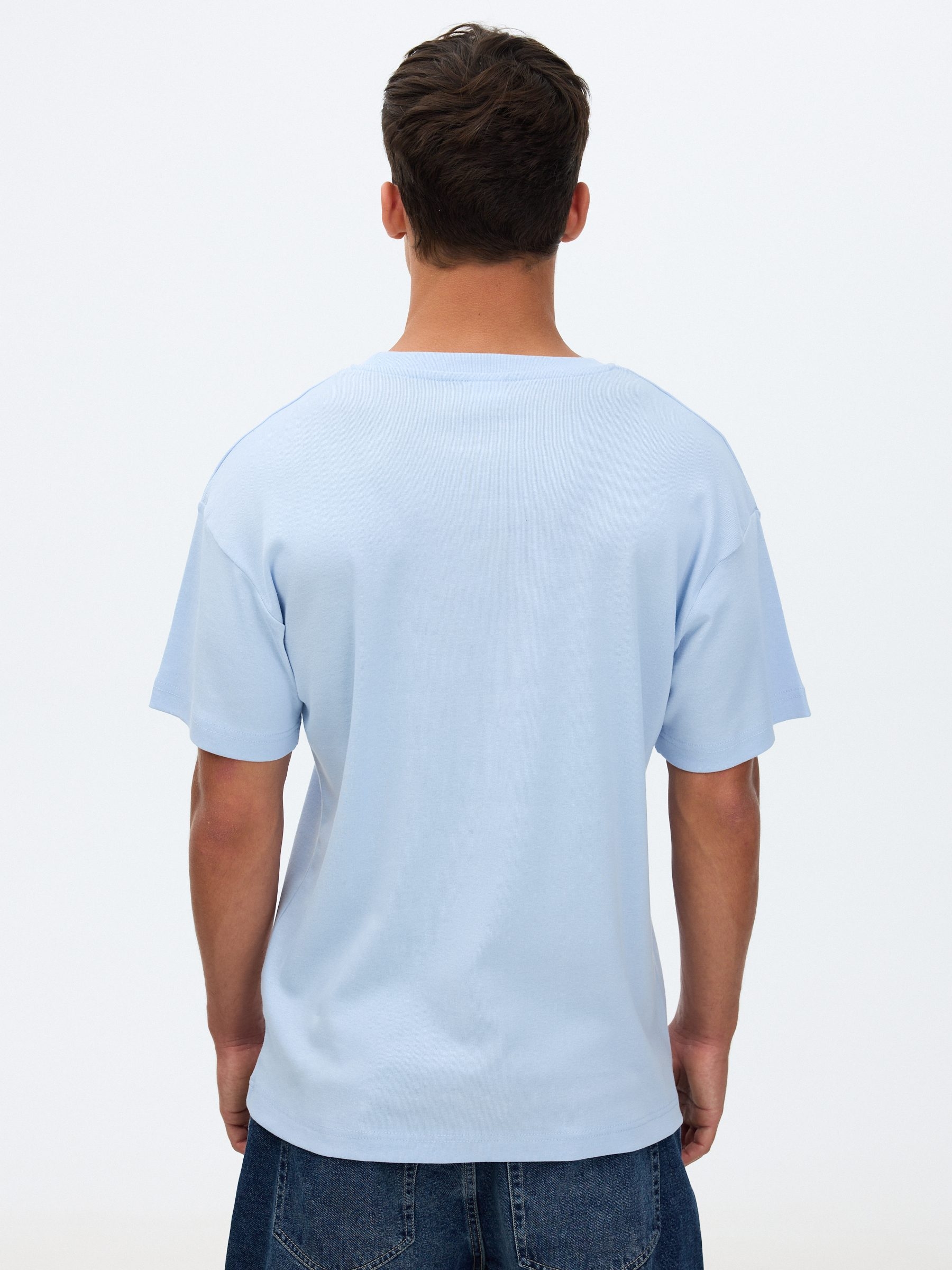 Camiseta básica de gola redonda azul céu vista meia frontal