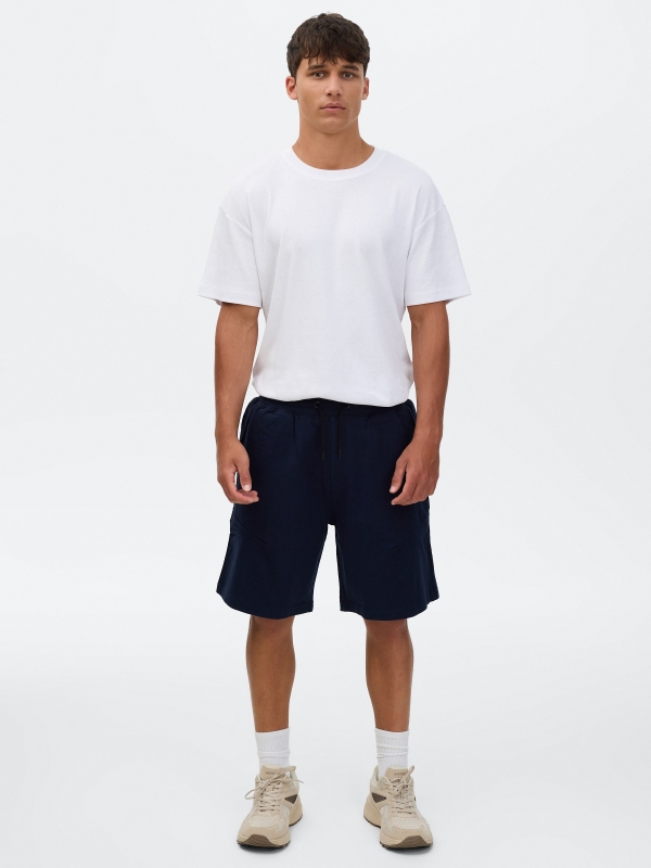 Bermuda jogger de felpa azul marino vista media frontal