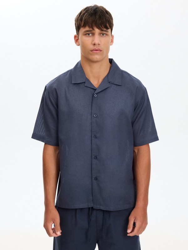 Camisa oversized de algodão azul marinho vista meia frontal