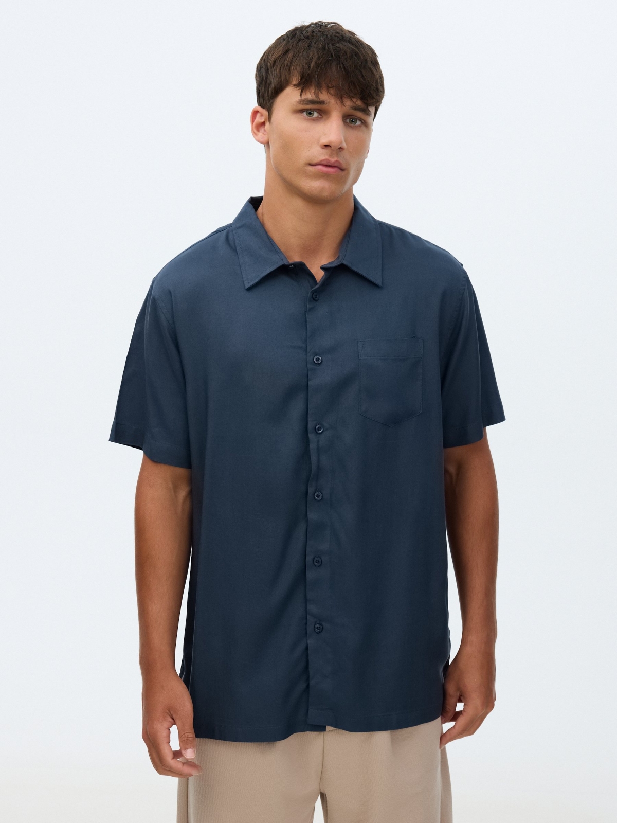 Short-sleeve linen shirt navy middle front view