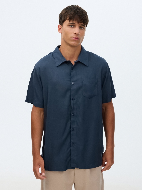 Camisa de linho manga curta azul marinho vista meia frontal