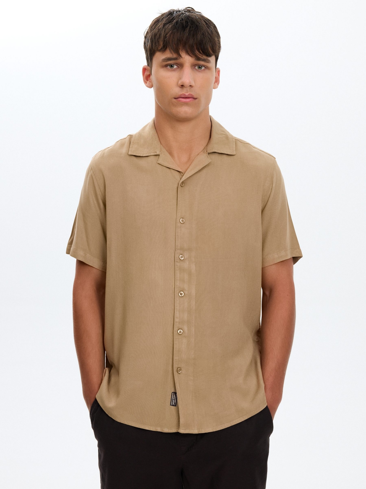 Camisa de linho resort bege vista meia frontal
