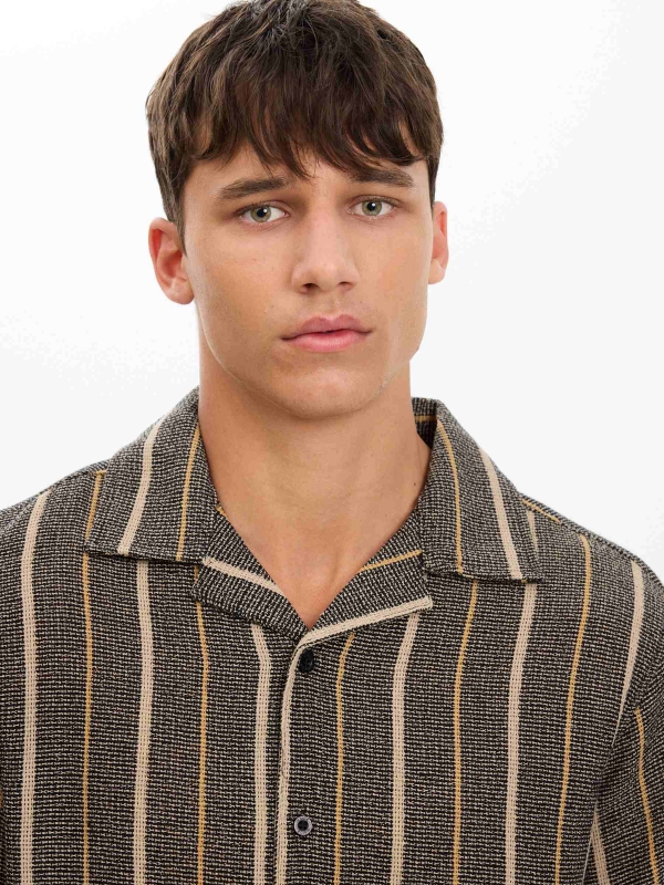 Camisa listrada gola resort preto vista detalhe