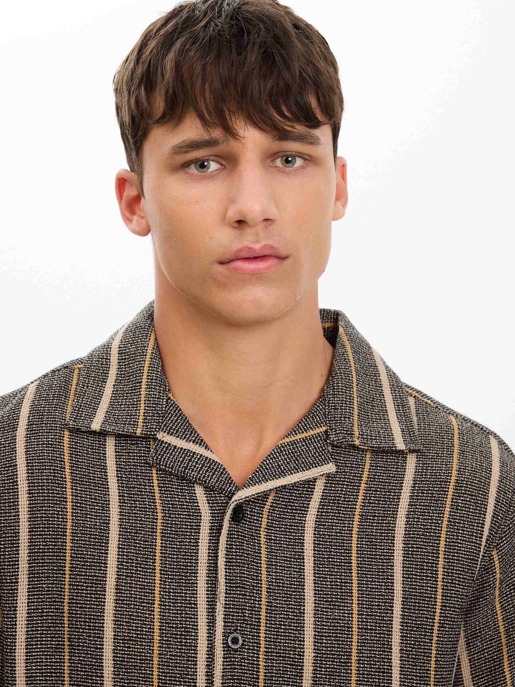 Camisa rayas cuello resort negro vista media frontal