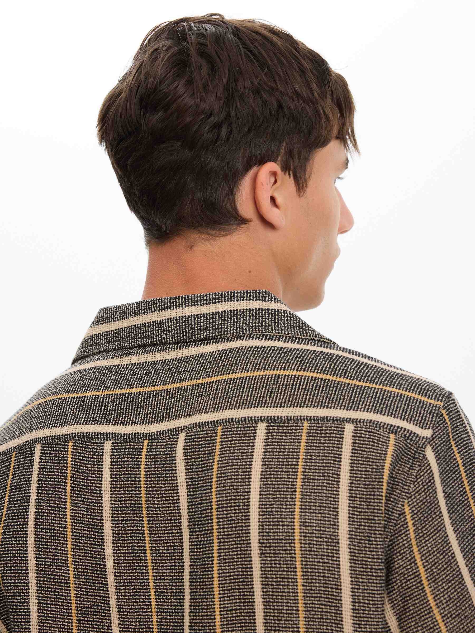Camisa rayas cuello resort negro vista media frontal