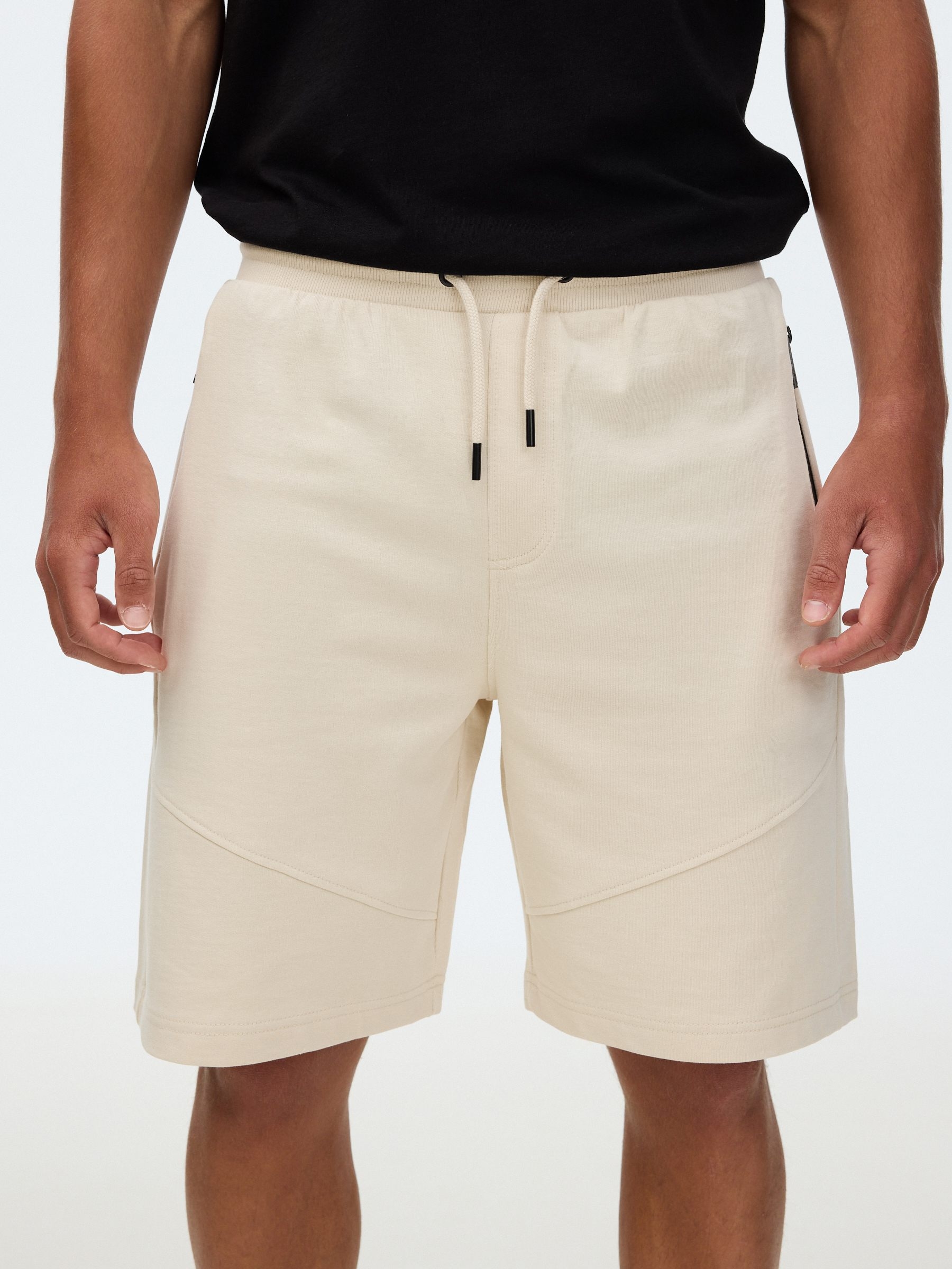 Bermuda jogger de felpa crudo vista media frontal