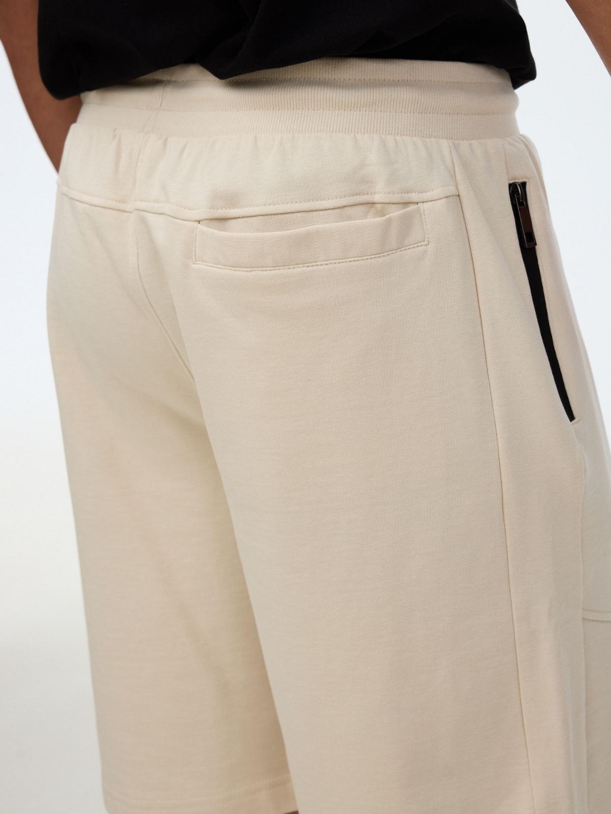 Bermuda jogger de felpa crudo vista detalle