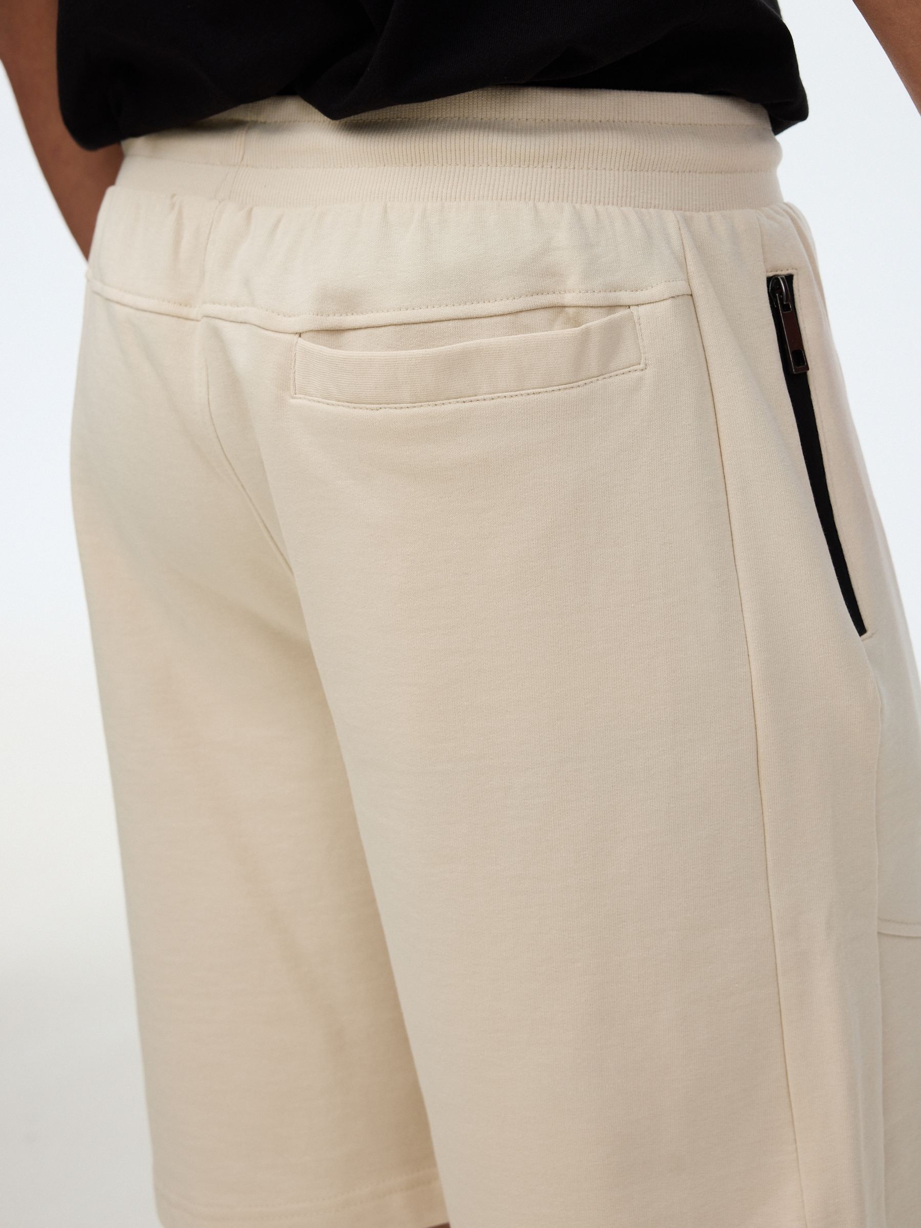 Bermuda jogger de felpa crudo vista media frontal