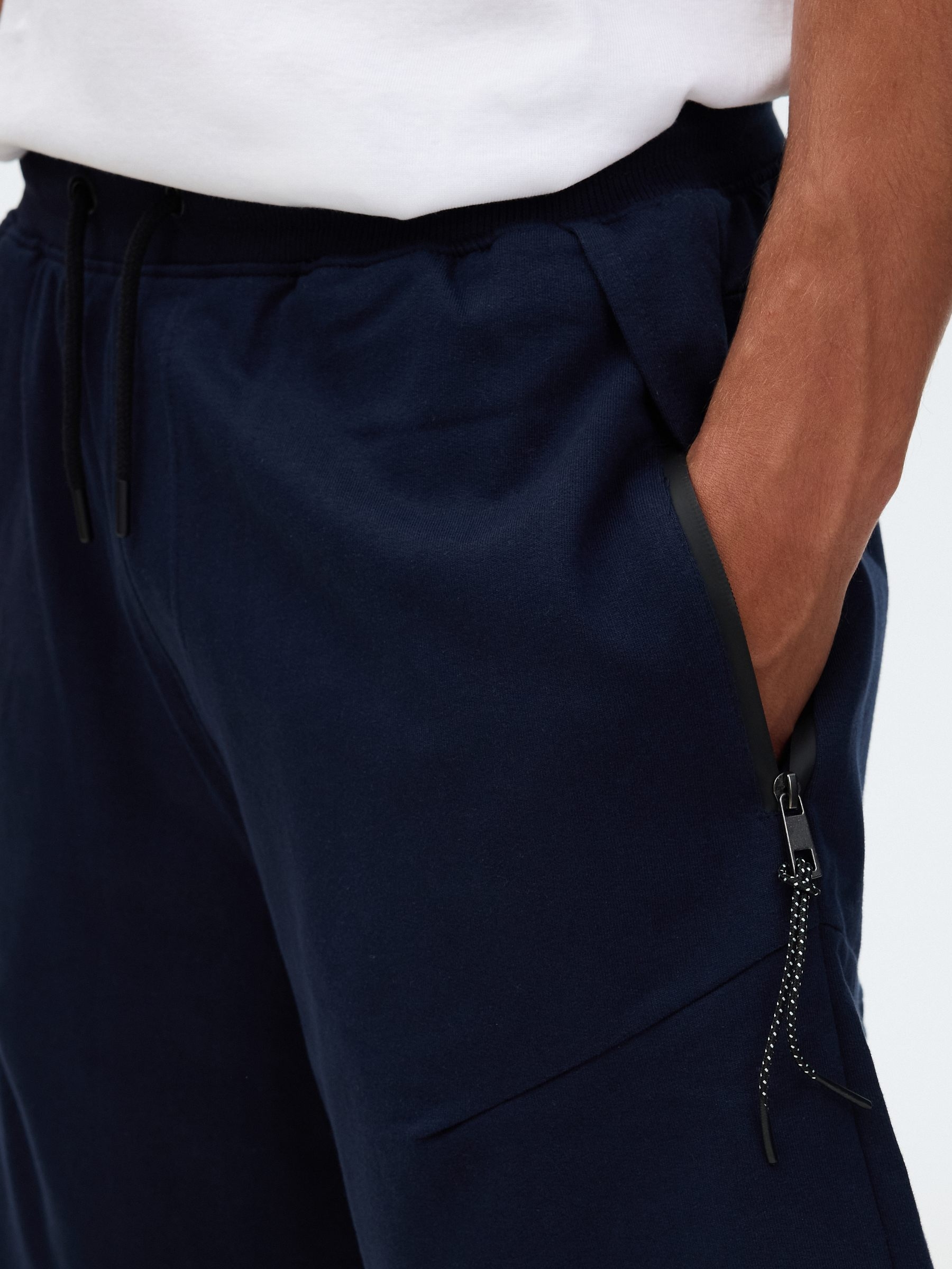 Bermuda jogger de moletom azul marinho vista meia frontal