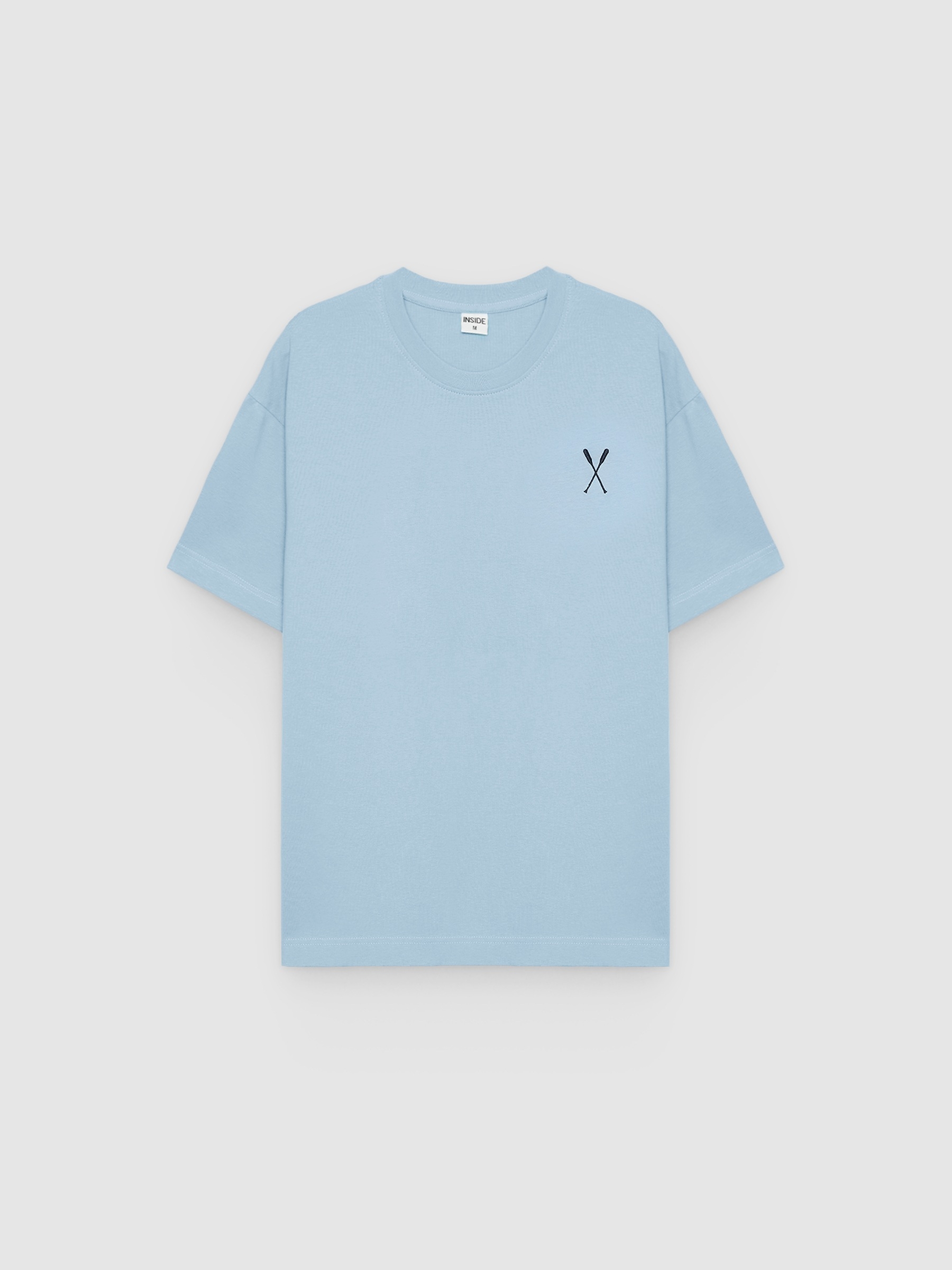 Camiseta com detalhe minimalista azul claro vista meia frontal