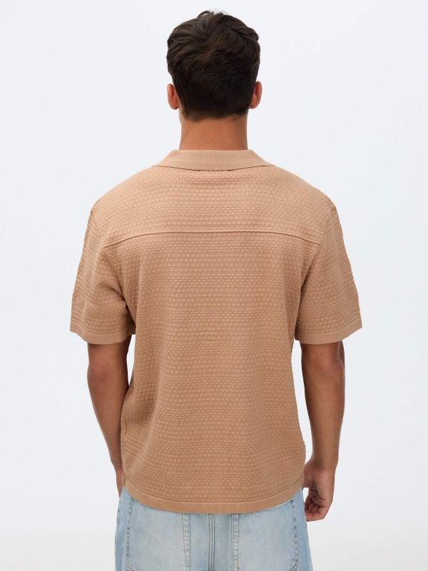 Camisa de malha gola resort bege vista meia traseira
