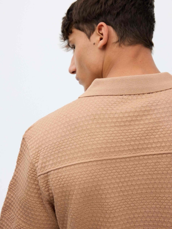 Camisa de punto cuello resort beige vista detalle