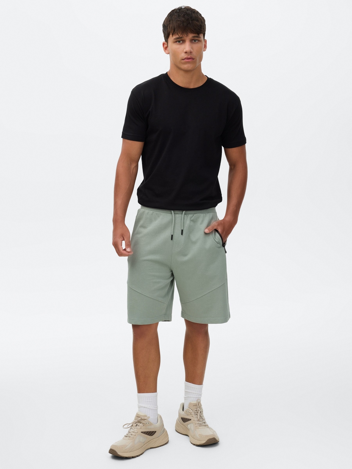 Bermuda jogger de felpa verde vista media frontal
