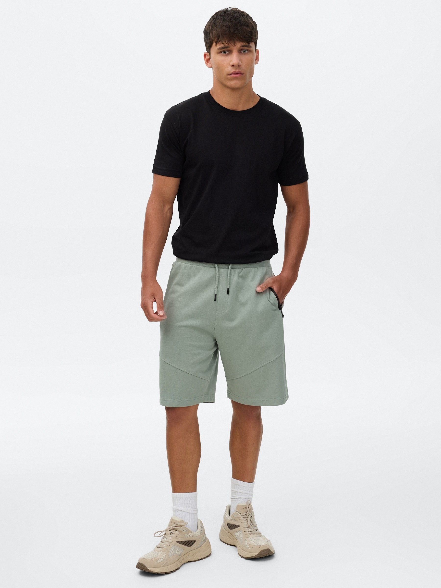 Bermuda jogger de felpa verde vista media frontal