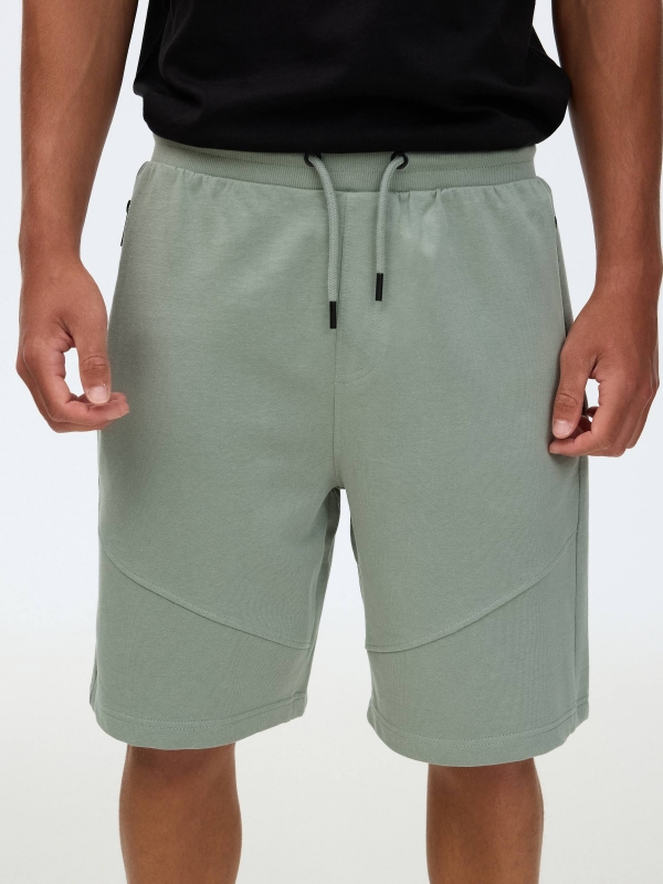 Bermuda jogger de moletom verde vista meia traseira
