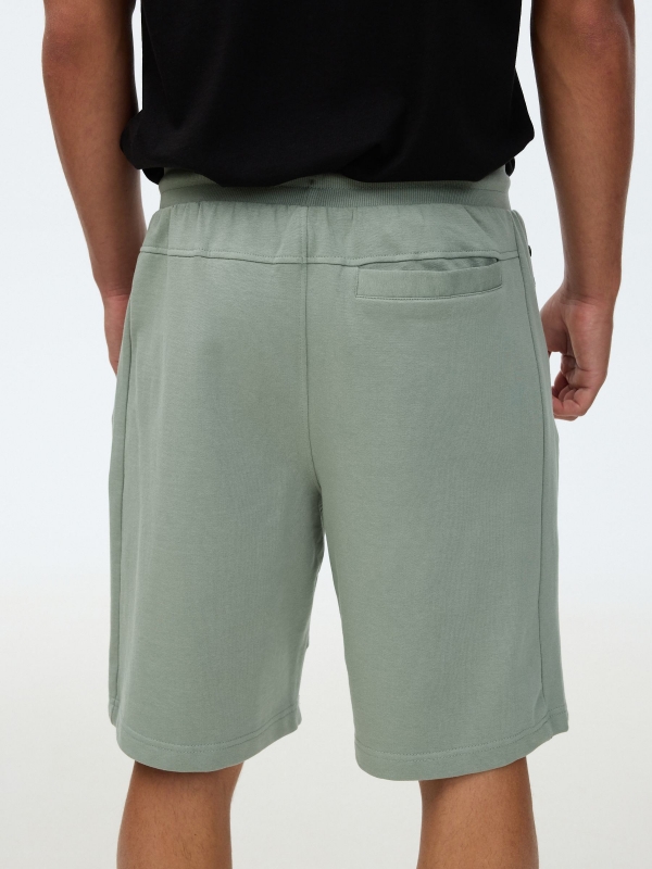 Bermuda jogger de felpa verde vista general frontal