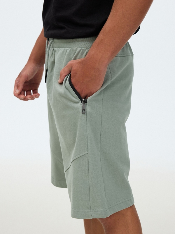 Bermuda jogger de felpa verde vista detalle