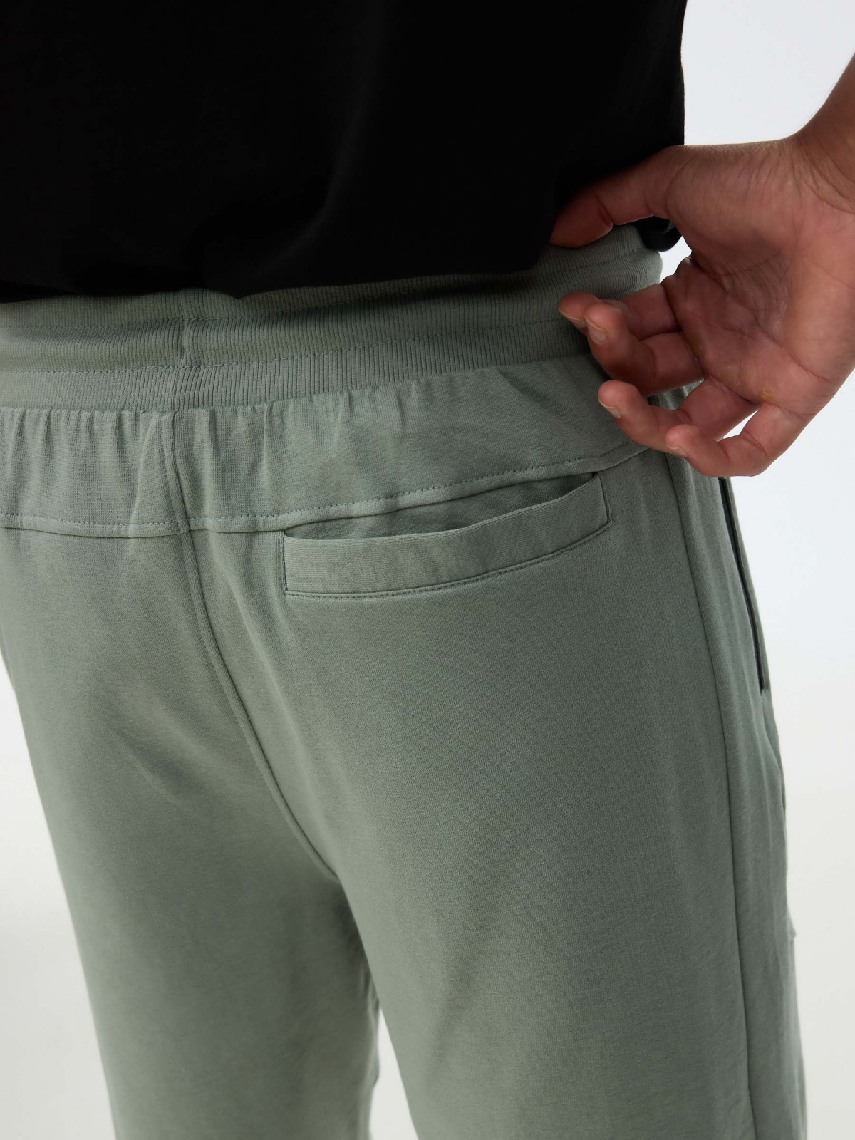 Bermuda jogger de felpa verde vista detalle