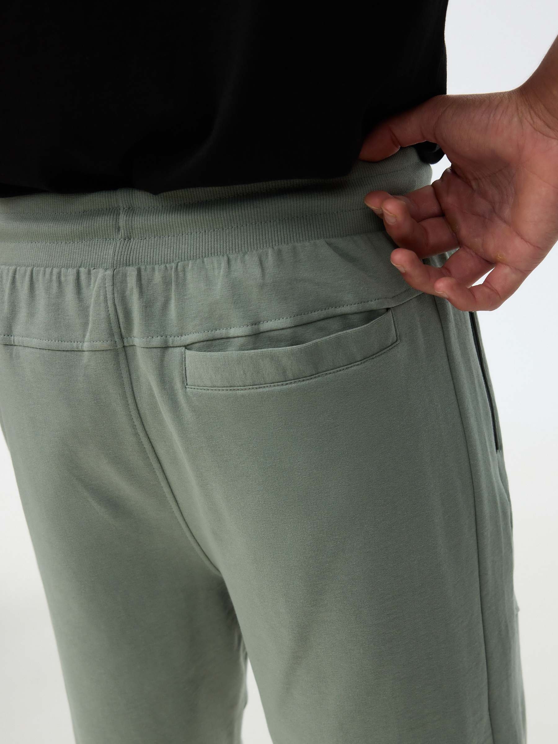 Bermuda jogger de moletom verde vista meia frontal