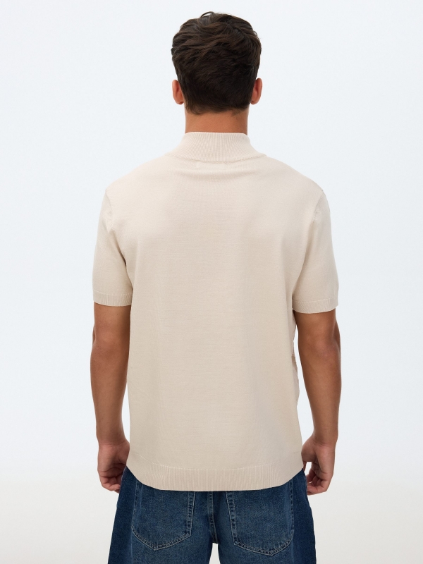 Camiseta punto cuello cisne crudo vista media trasera
