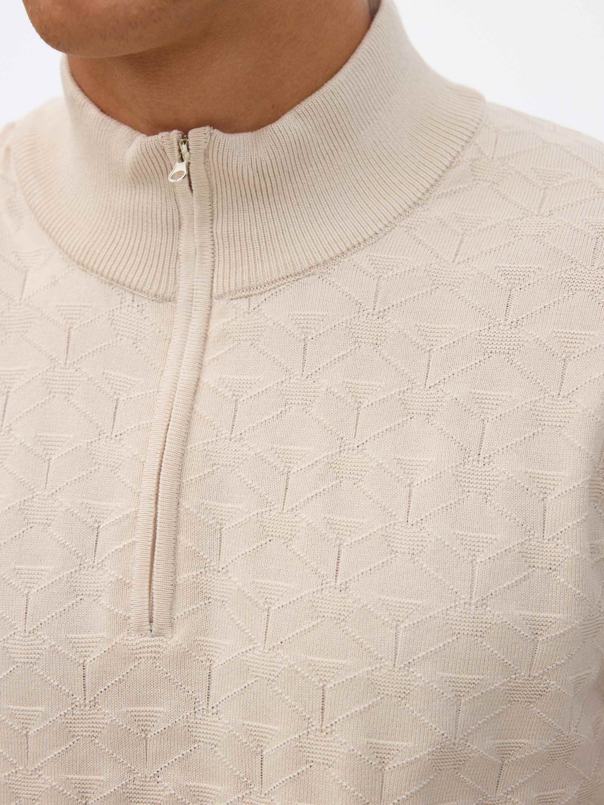 camiseta de malha com gola alta crua vista detalhe