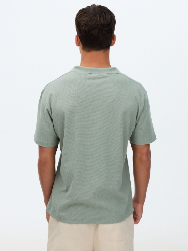 Polo liso de manga curta verde vista meia traseira