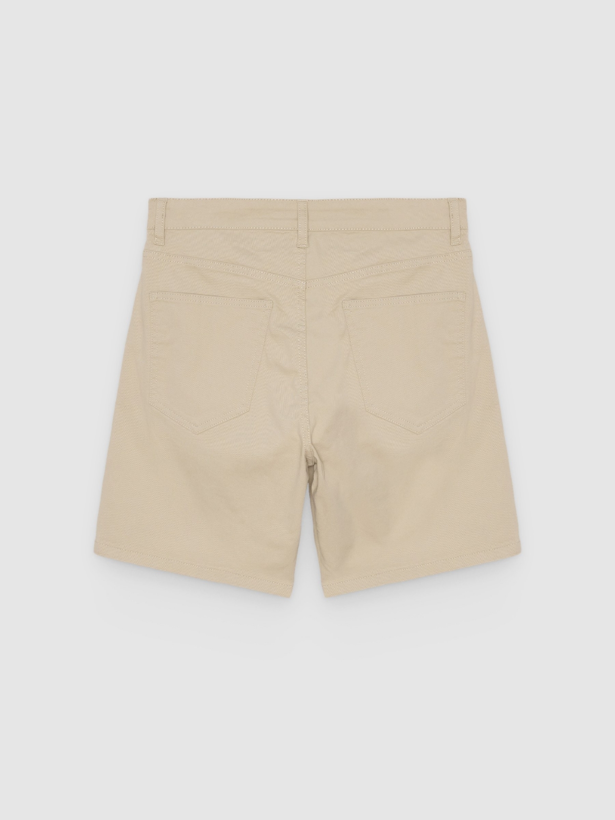 Bermudas regular crua vista traseira
