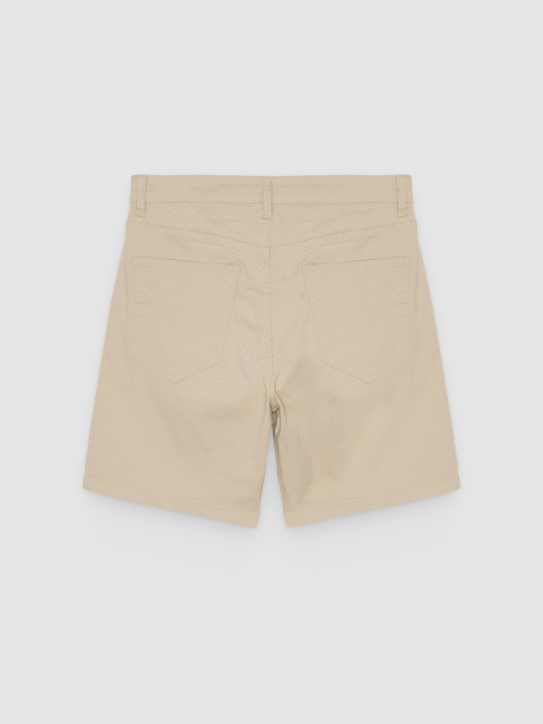 Bermudas regular crua vista meia frontal