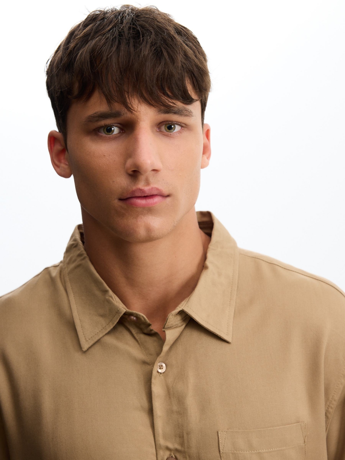Short-sleeve linen shirt beige detail view