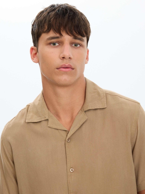 Camisa lino resort beige vista detalle