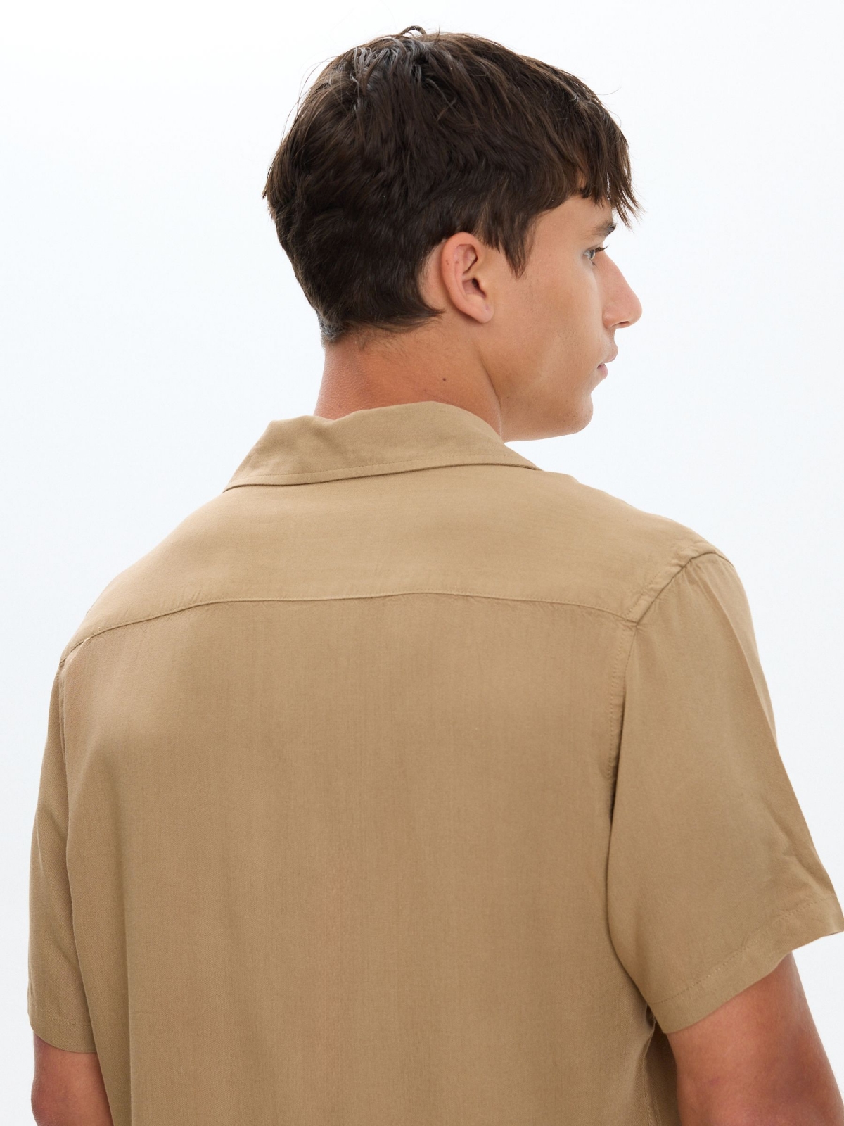 Camisa de linho resort bege vista detalhe