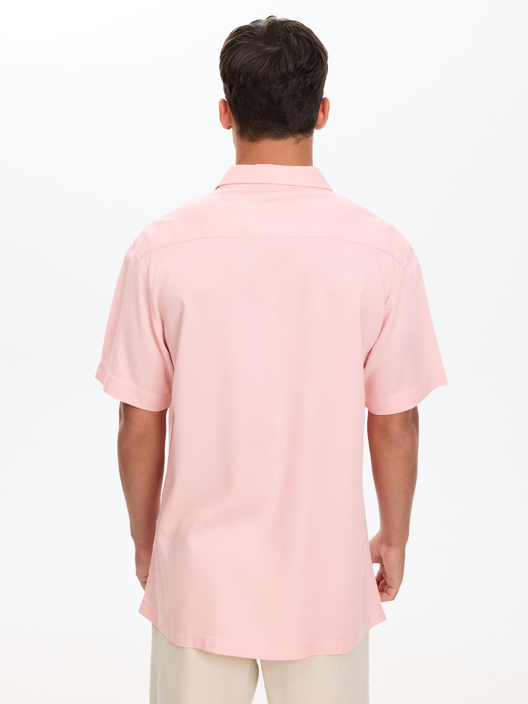 Camisa de linho slim rosa vista meia frontal