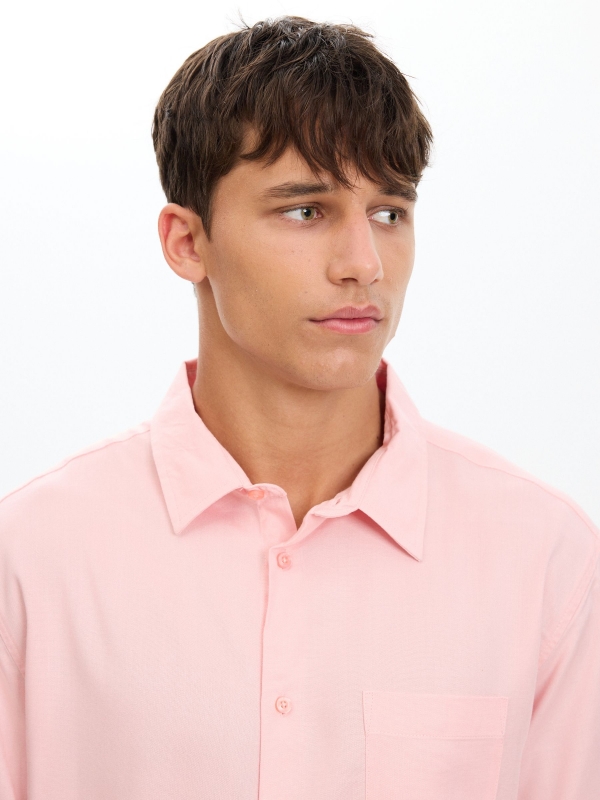 Camisa de linho slim rosa vista detalhe
