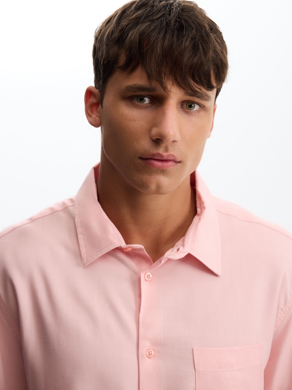 Slim linen shirt pink detail view